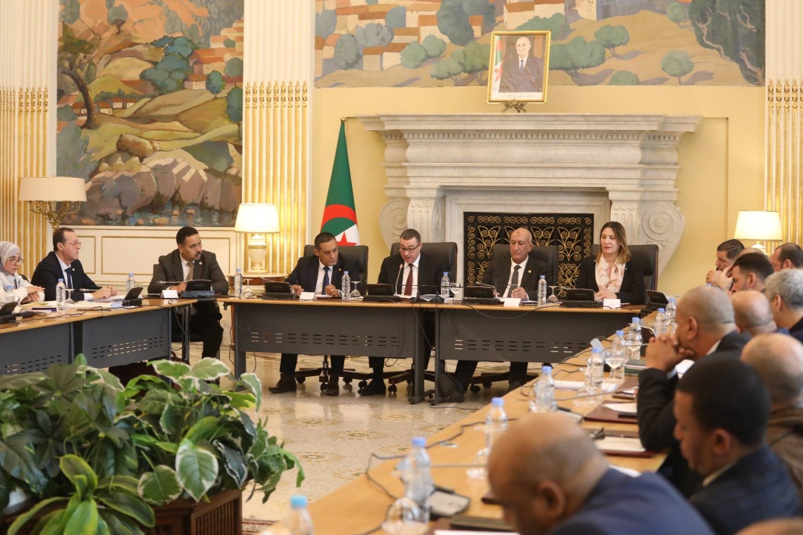 لجنة التجهيز والتنمية المحلية بمجلس الأمة تشرع في الاستماع لعرض وزير الداخلية حول نص قانون المرور