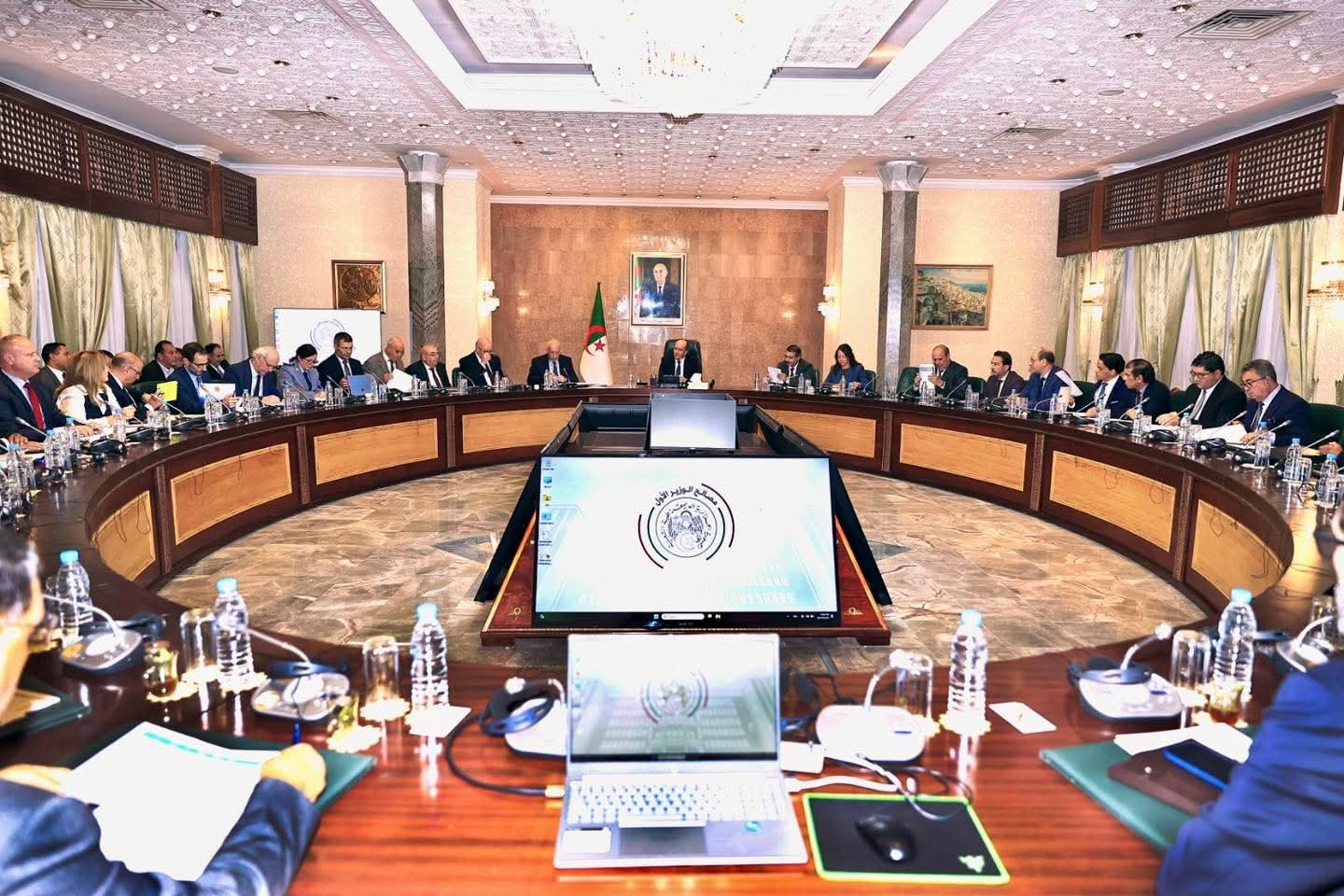 الوزير الأول يترأس اجتماعا مع المتعاملين الاقتصاديين لمتابعة تنفيذ عقود المعرض الإفريقي للتجارة البينية