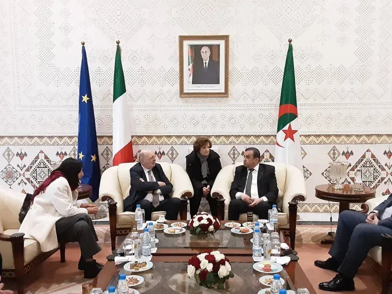 وزير البيئة وأمن الطاقة الإيطالي يحل بالجزائر