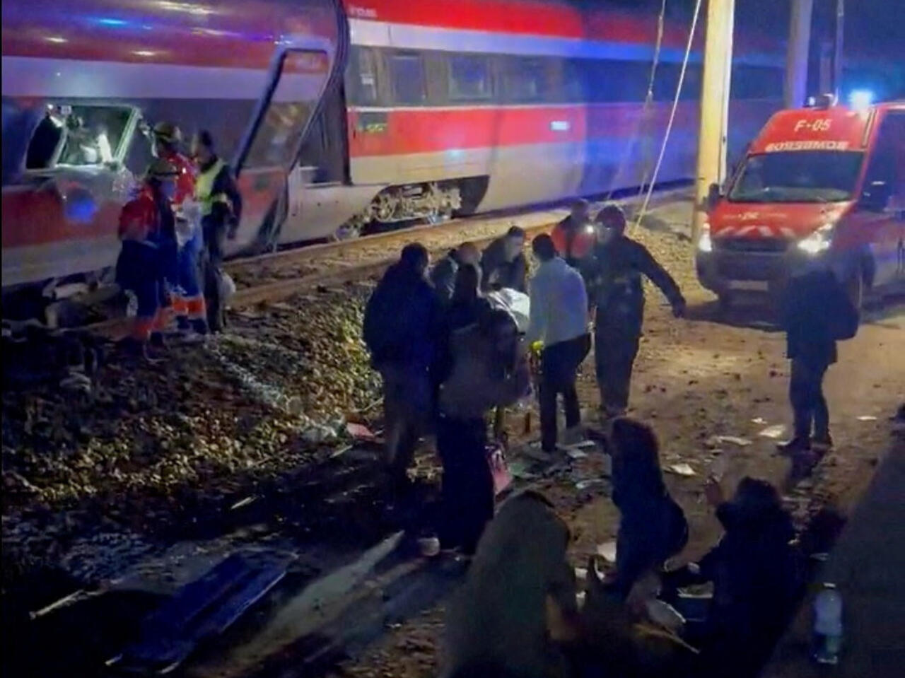 مقتل 39 شخصا على الأقل وجرح العشرات إثر تصادم قطارين فائقي السرعة بإسبانيا
