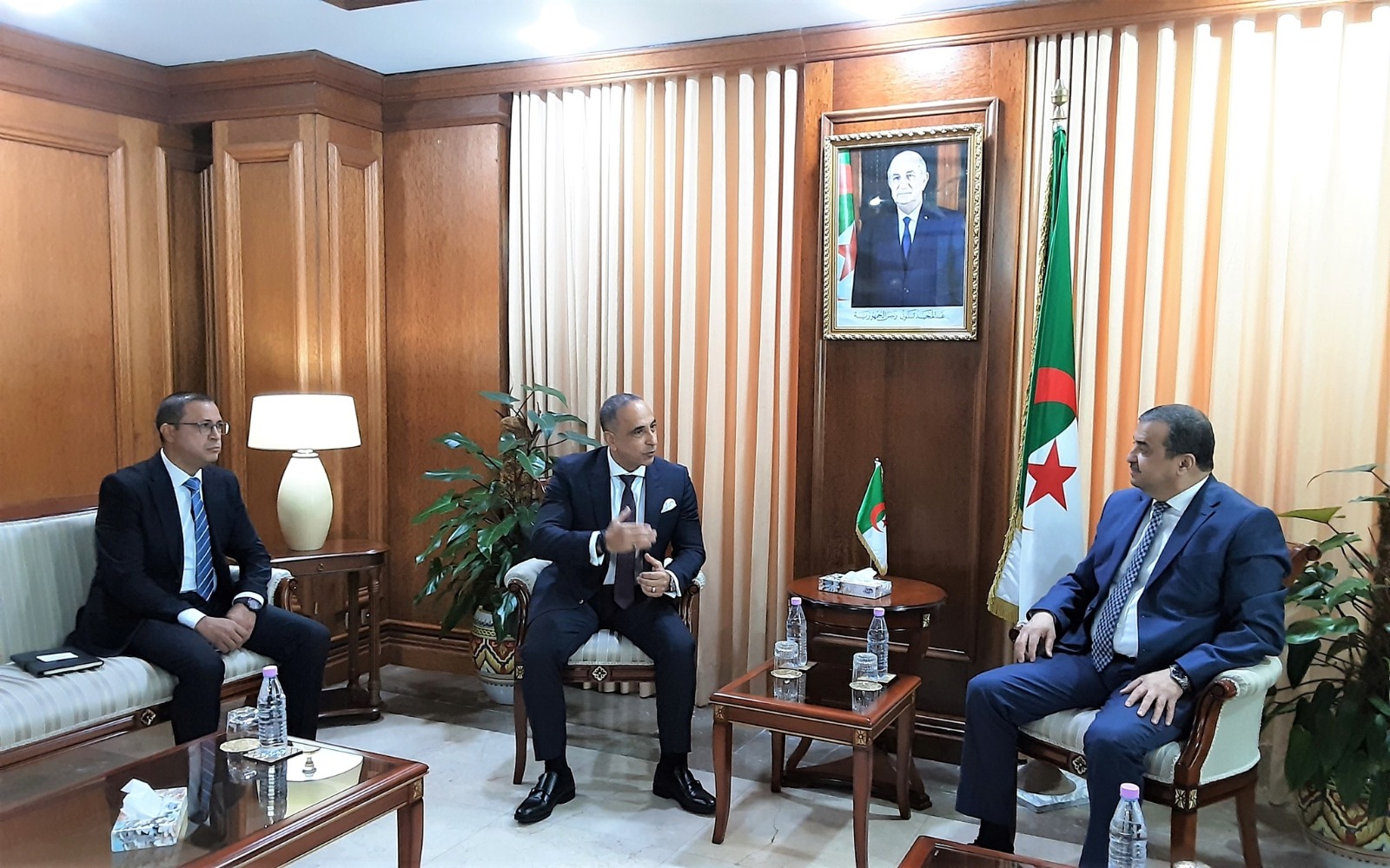 الجزائر – شركة “هاليبرتون” الأمريكية: بحث تعزيز التعاون في مجالات استكشاف وتطوير حقول النفط والغاز