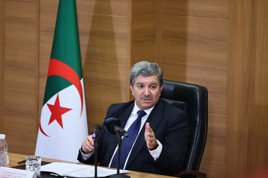 بوعمامة يشرف على تسليم رخص اعتماد لوسائل إعلام أجنبية ويؤكد دعم الانفتاح الإعلامي
