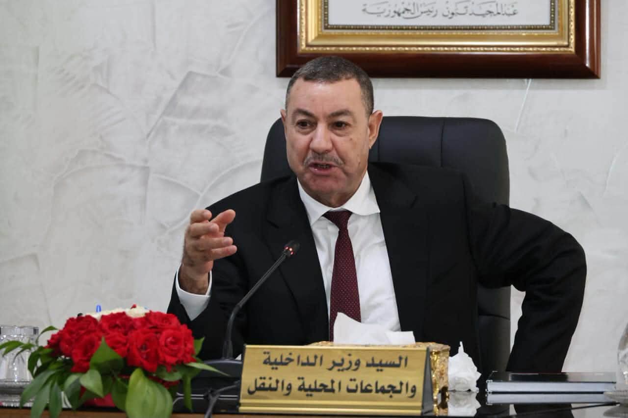 وزير الداخلية يأمر بتسريع إجراءات مراقبة سرعة وزمن السياقة للشاحنات وحافلات المسافرين