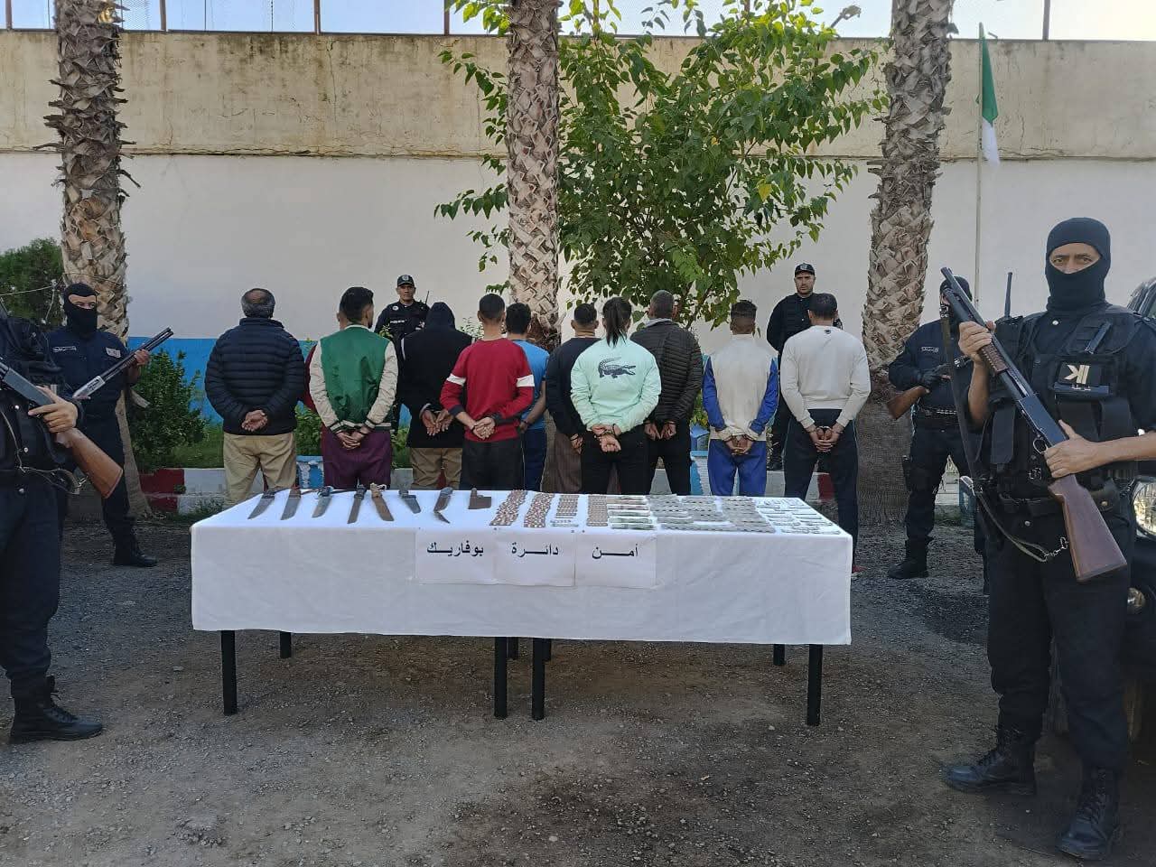 البليدة: توقيف 17 شخص في مداهمة أمنية ضد عصابات الأحياء ببوفاريك