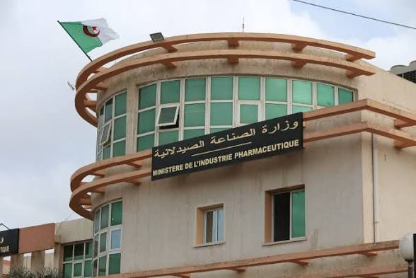 وزارة الصناعة الصيدلانية تدعم تلاميذ الابتدائي بأطقم للنظافة والعناية