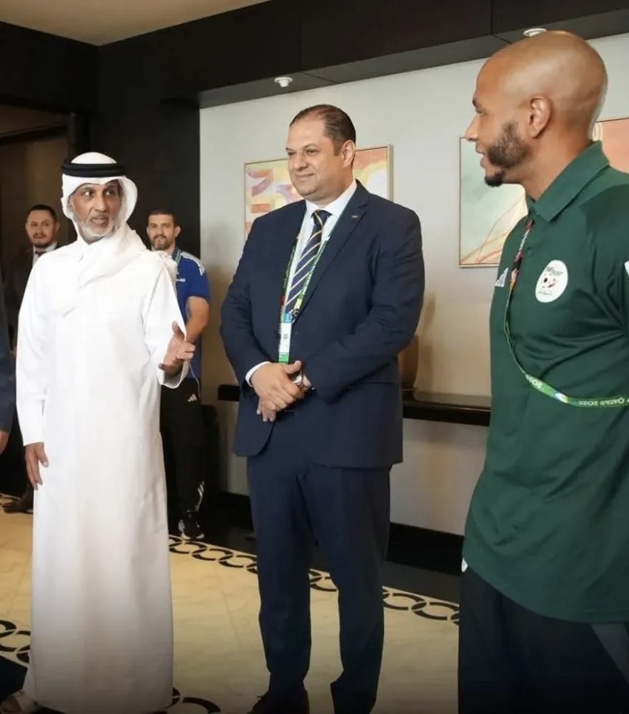 وزير الرياضة القطري يزور بعثة المنتخب الجزائري بالدوحة – كأس العرب