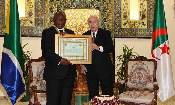 رئيس الجمهورية يقلد رئيس جمهورية جنوب إفريقيا الشقيقة وسام الاستحقاق برتبة أثير