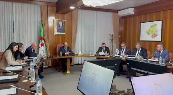 الوزير الأول يترأس اجتماعا وزاريا مشتركا خصص للوقوف على تحضيرات الدخول المدرسي