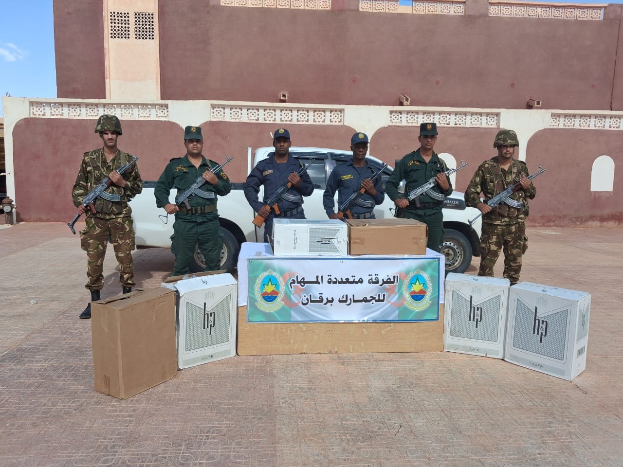 إحباط محاولة تهريب 1.487 خرطوشة سجائر أجنبية و13 قرصًا مهلوسًا وكمية من الكيف بإقليم أدرار