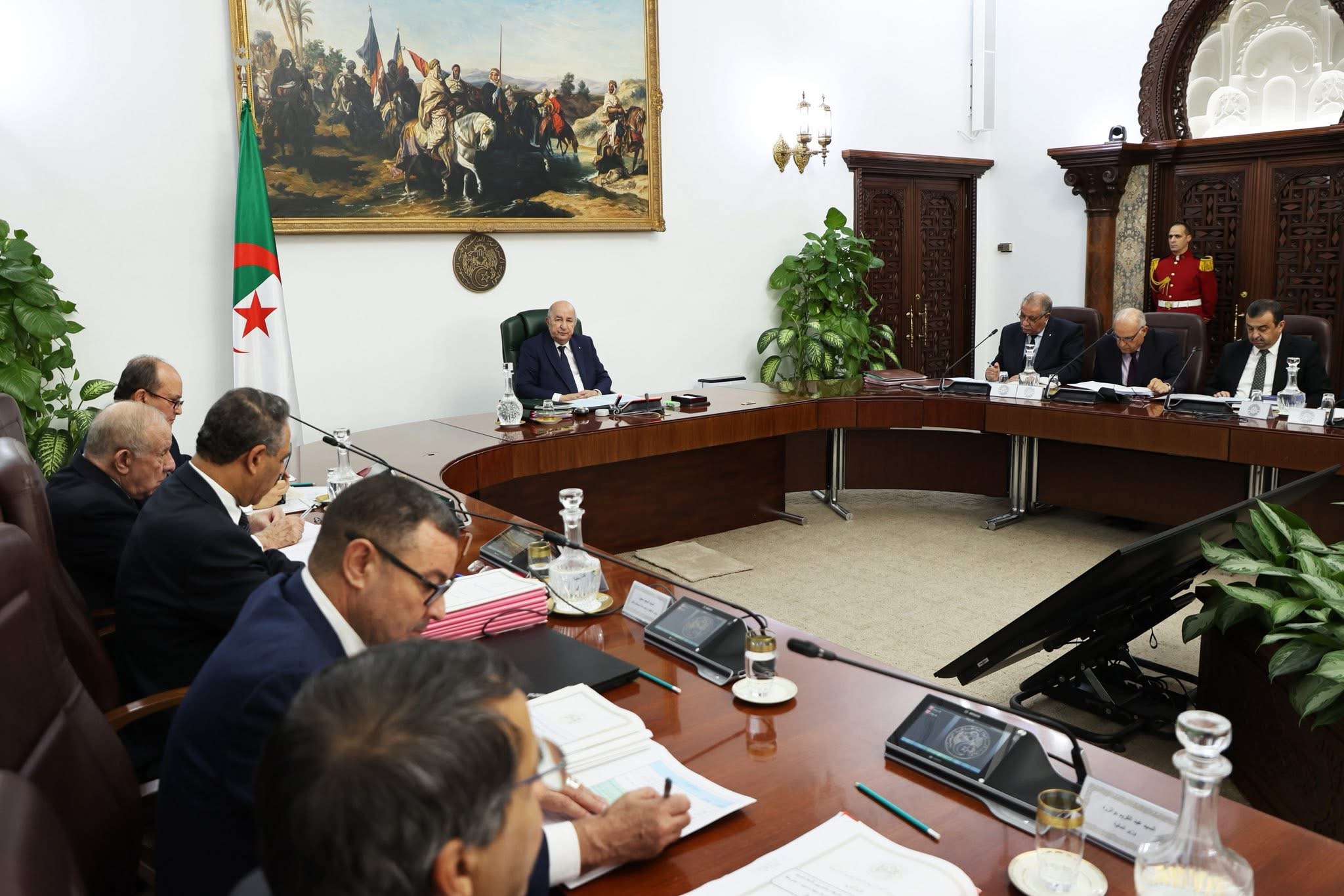 رئيس الجمهورية يأمر برفع الأجور ومنحة البطالة