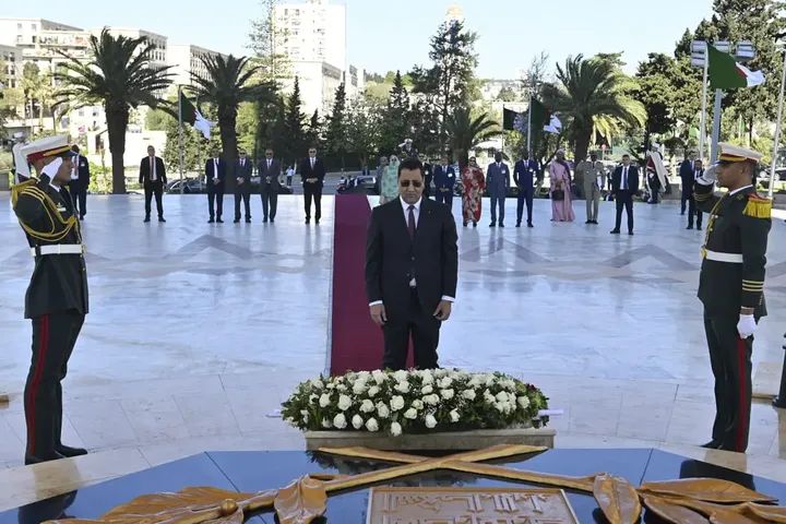 الوزير الأول الموريتاني يترحم بمقام الشهيد على شهداء الثورة التحريرية المجيدة