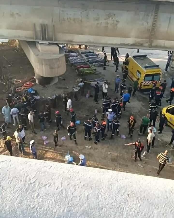 وفاة 18 شخصا وإصابة 24 آخرين في حادث سقوط حافلة مسافرين بوادي الحراش