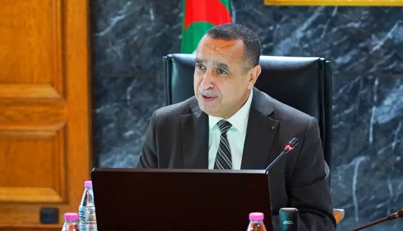 وزير الطاقة يشرف على اجتماع لدراسة نشاط القطاع ومشاريعه الراهنة