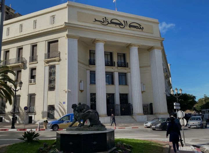 الدينار الجزائري يسجل تحسنا ملحوظا مقابل الدولار واليورو
