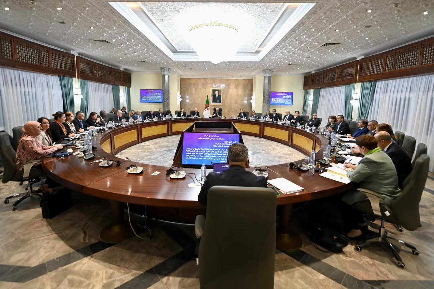 الوزير الأول يترأس اجتماعا للحكومة