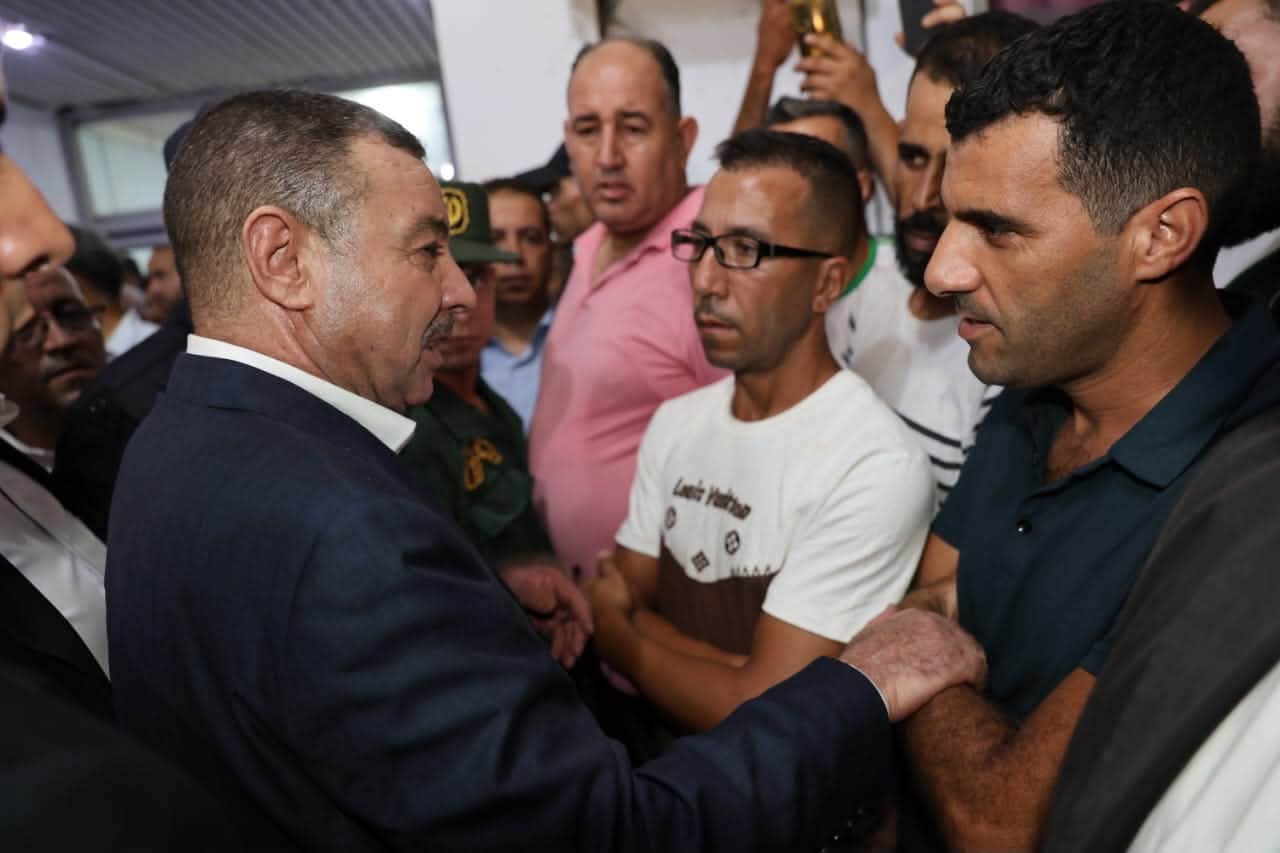 وزير الداخلية يعزي عائلات ضحايا الحرائق ويؤكد وقوف الدولة إلى جانب المواطنين