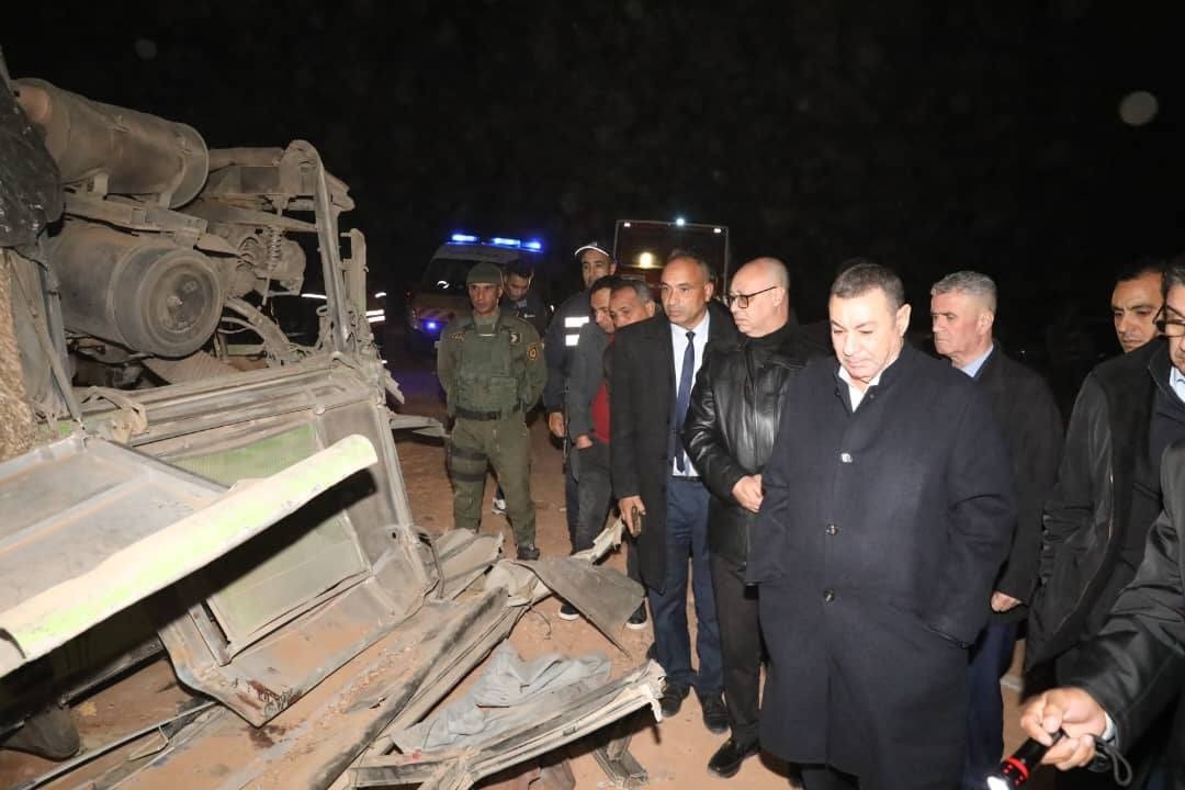 وزير الداخلية يأمر بفتح تحقيق معمّق حول حادث بني عباس الذي راح ضحيته 14 قتيلا و34 جريحا