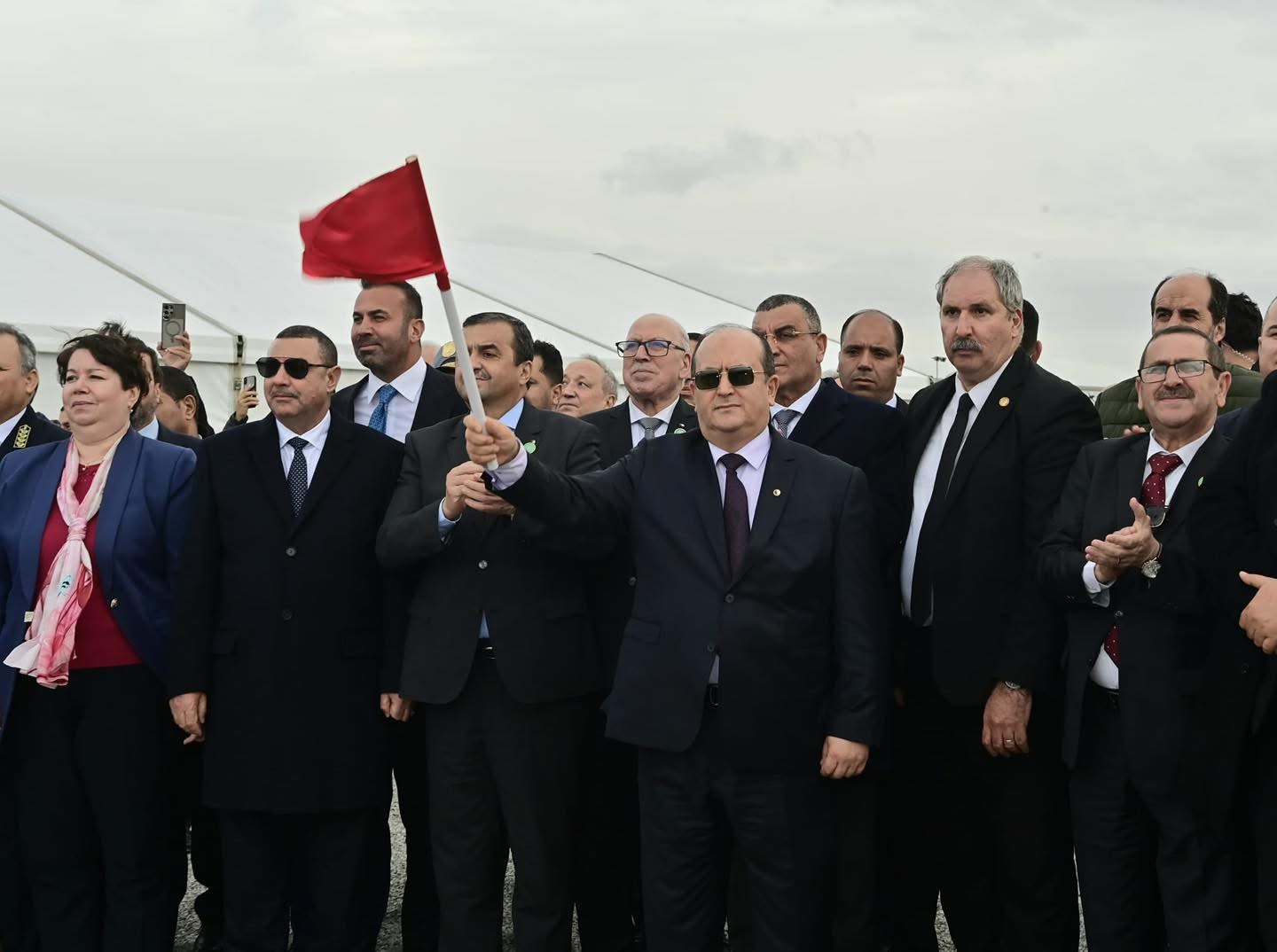 الوزير الأول يشرف على تفريغ أولى شحنات خام الحديد من منجم غارا جبيلات بوهران