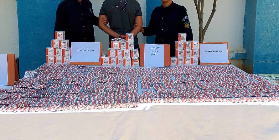 شرطة عين فكرون توقف شخص وتحجز 5550 كبسولة بريغابلين