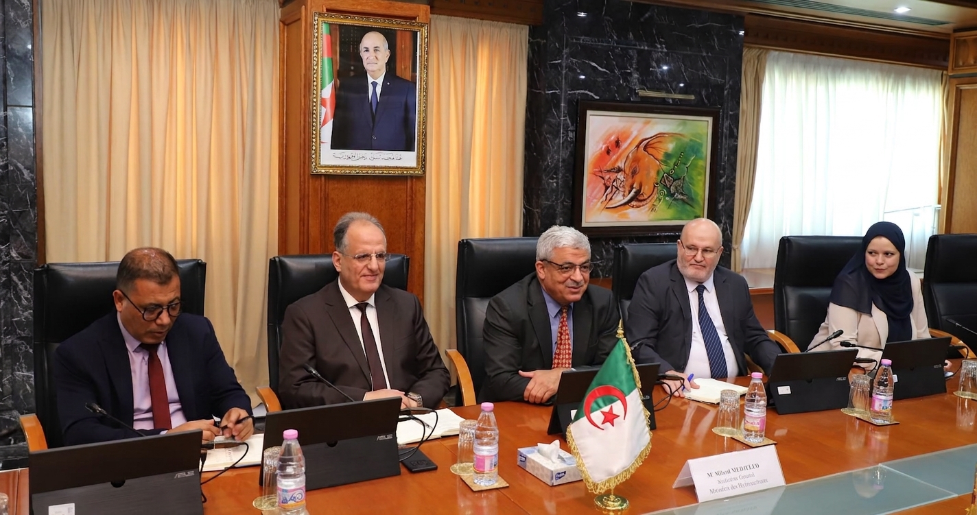 الأمين العام لـ وزارة المحروقات يستقبل وفدا من وزارة الموارد المعدنية والبترولية لجمهورية جنوب إفريقيا