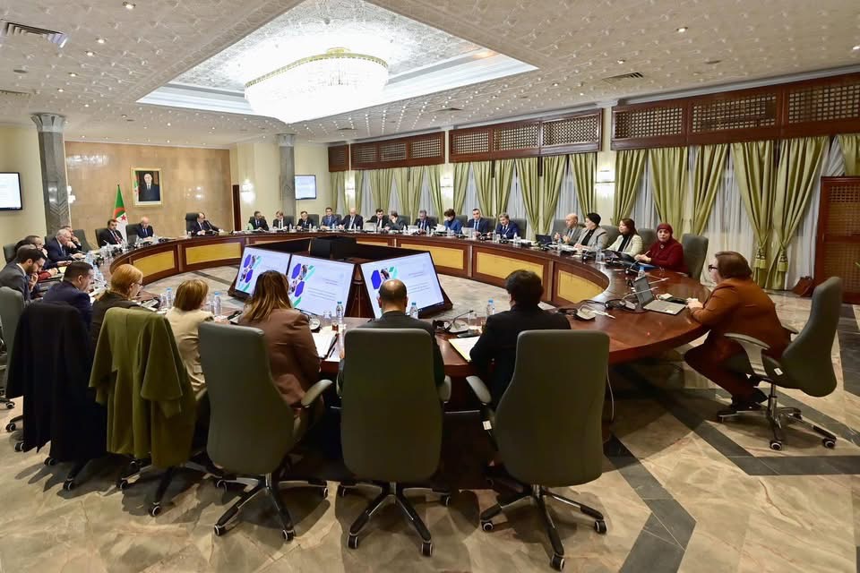 سيفي غريب يترأس اجتماعا للحكومة.. دراسة مشاريع وعروض تخص عدة قطاعات