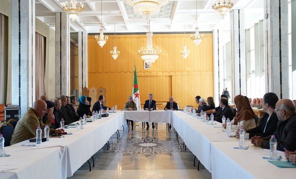 وزير الثقافة والفنون يشرف على تنصيب لجنتي جائزتي رئيس الجمهورية “علي معاشي” للمبدعين الشباب وأشبال الثقافة