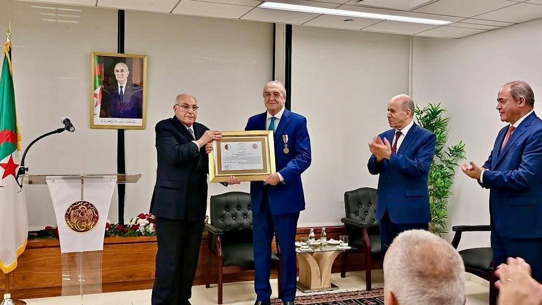 عطاف يشرف على مراسم توشيح بن جامع بوسام بدرجة عشير من مصف الاستحقاق الوطني