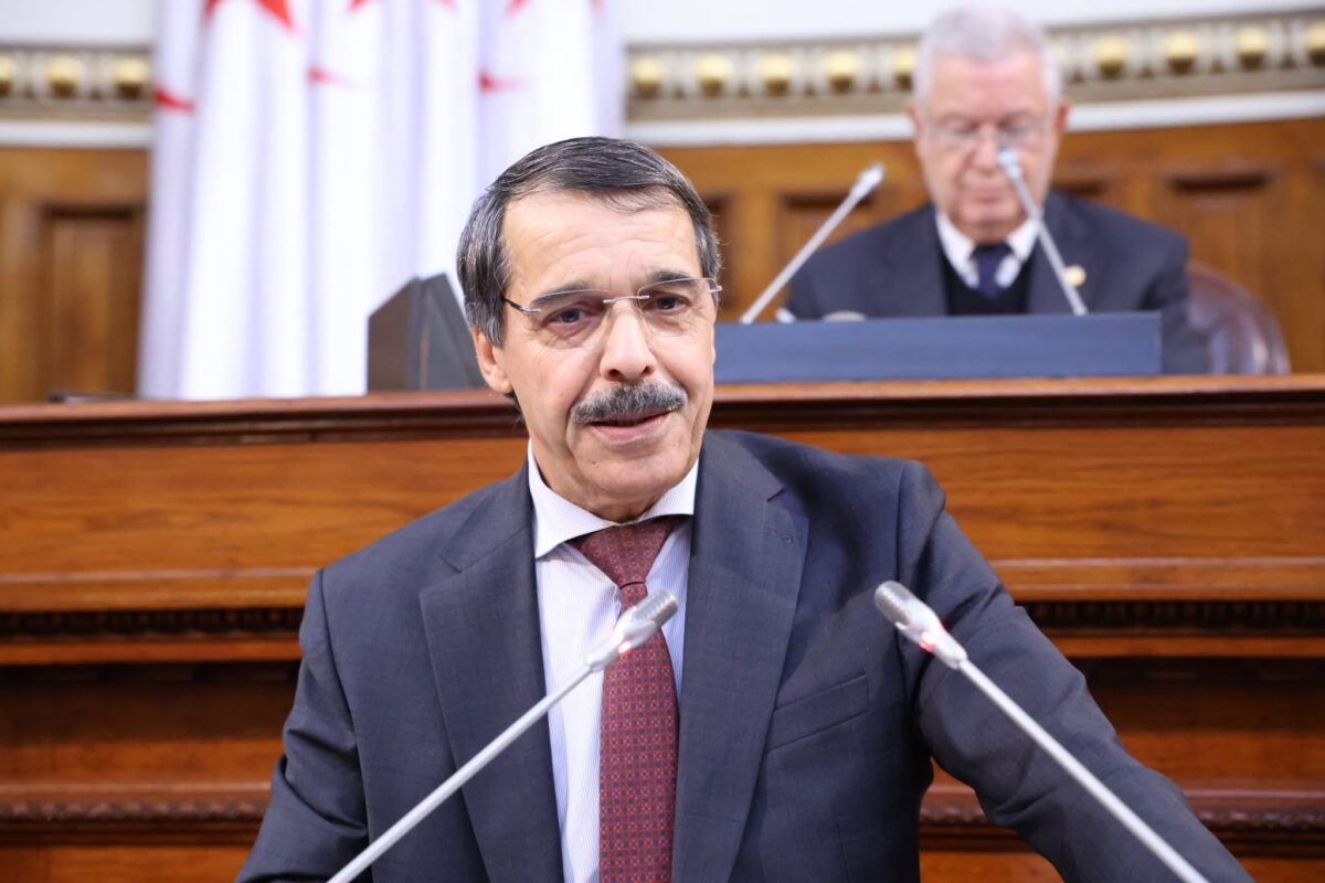 وزير المالية يوضح أسباب تراجع الدينار