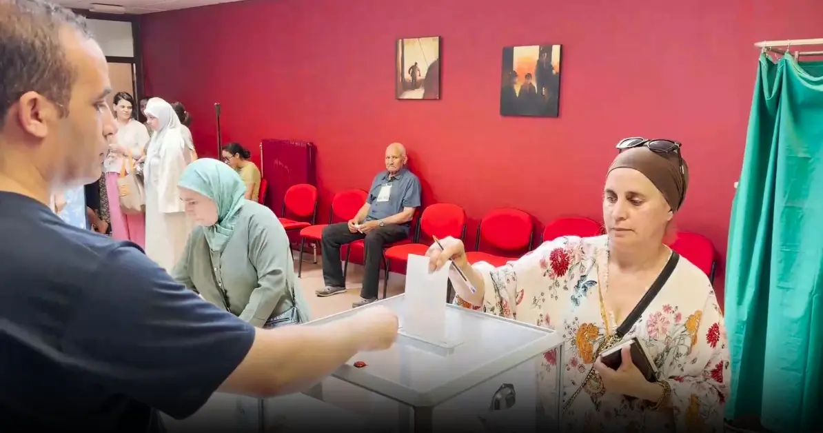 توافد واسع لأفراد الجالية الوطنية على مراكز التصويت بـتونس