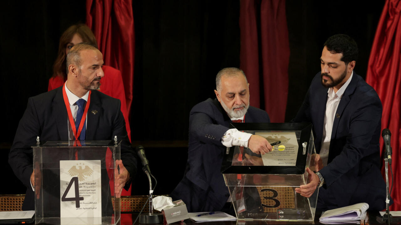 انطلاق أول عملية لاختيار البرلمان السوري بعد الأسد بترشح 1578 سوريا