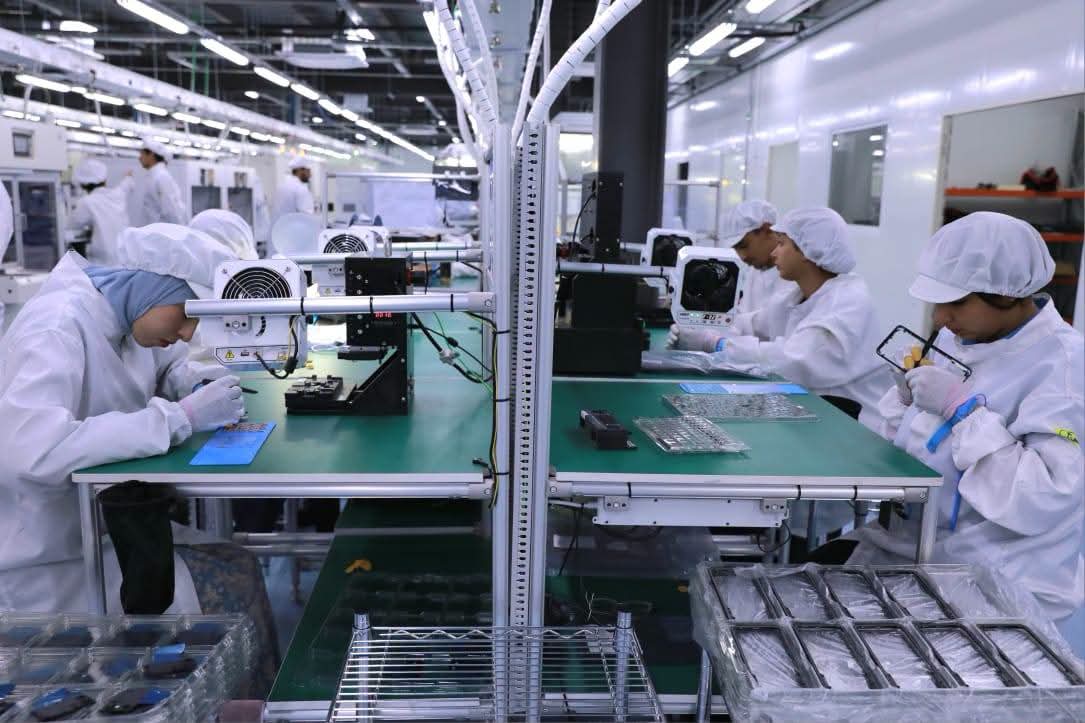 إنتاج حوالي 6000 هاتف يوميا..دخول مصنع لإنتاج الهواتف الذكية حيز النشاط