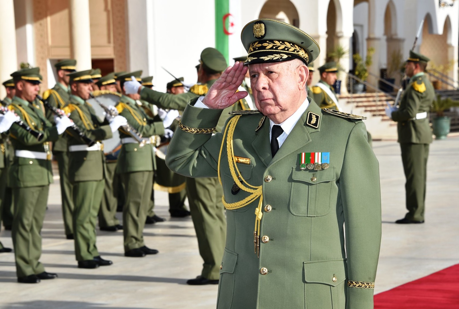 الفريق أول شنقريحة يعزي في وفاة العميد بن عمار حسان