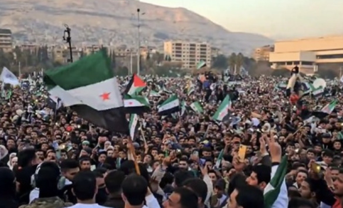 احتفالا بعيد التحرير.. حالة وفاة ونحو 260 إصابة بحوادث تدافع واختناق في دمشق