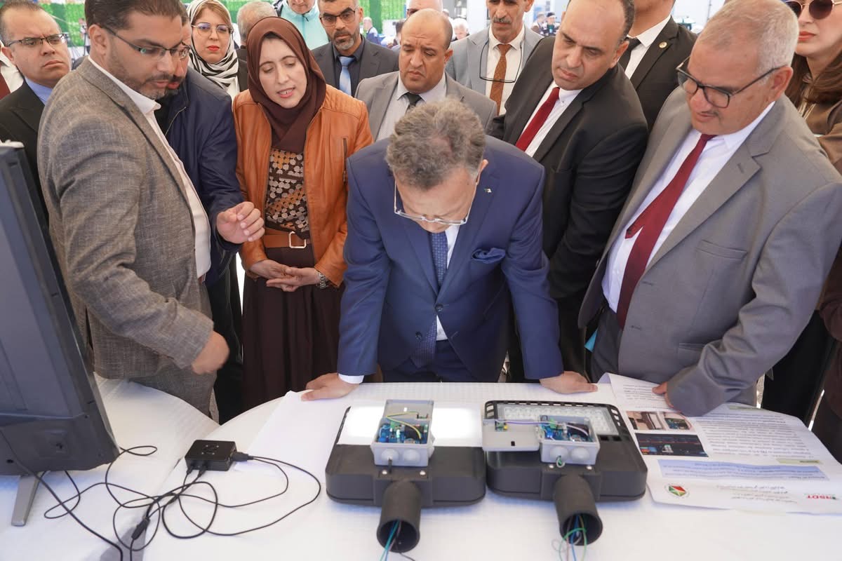 وزير التعليم العالي يتفقد وحدة تنمية الأجهزة الشمسية بتيبازة