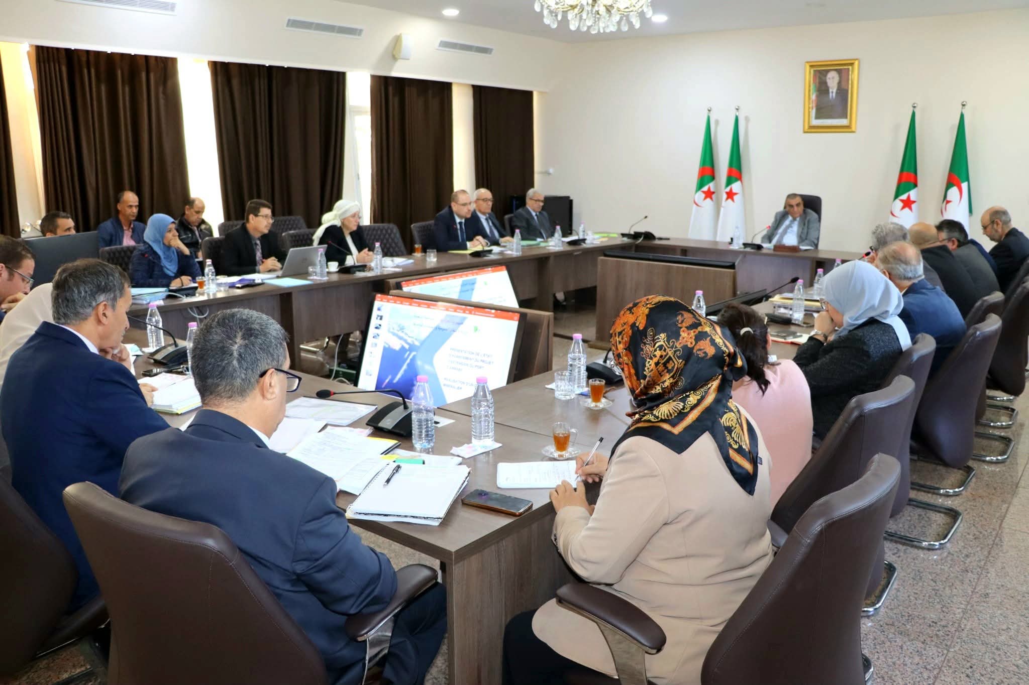 وزير الأشغال العمومية يشرف على اجتماع تقييمي لمشاريع القطاع عبر الوطن