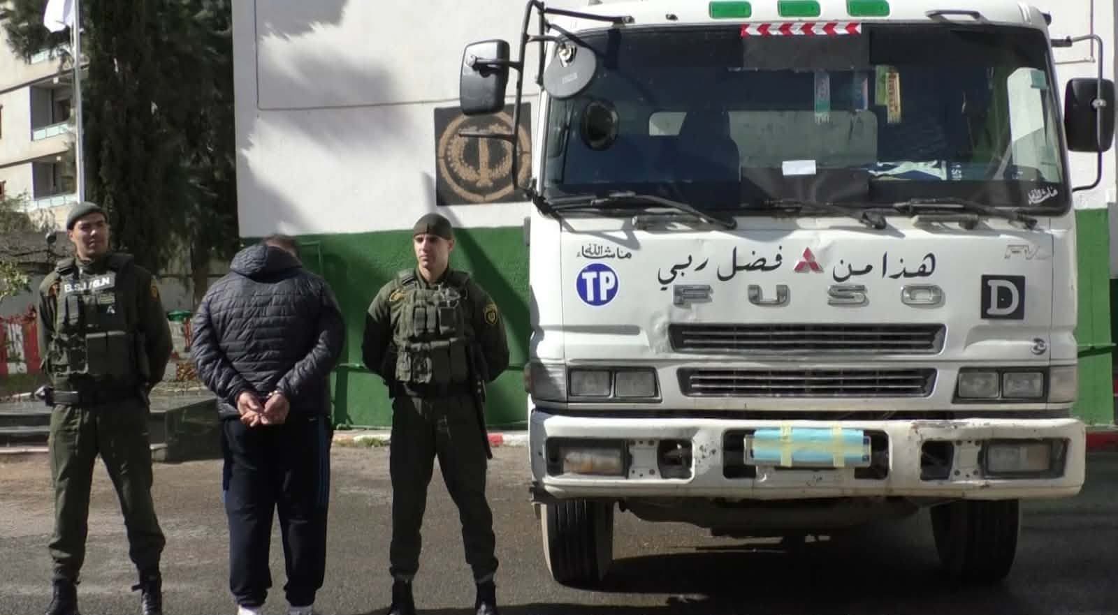 الدرك الوطني يوقف سائق شاحنة أفرغ حمولة أتربة عشوائياً ببئر خادم