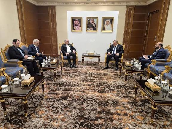 وزير العدل يلتقي نظيره القطري لمناقشة آفاق الشراكة القانونية