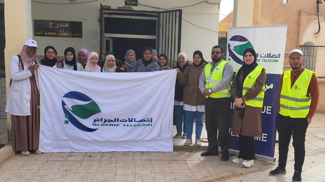 المنيعة: مؤسسة اتصالات الجزائر المنيعة في زيارة إلى ثانوية ديدوش مراد