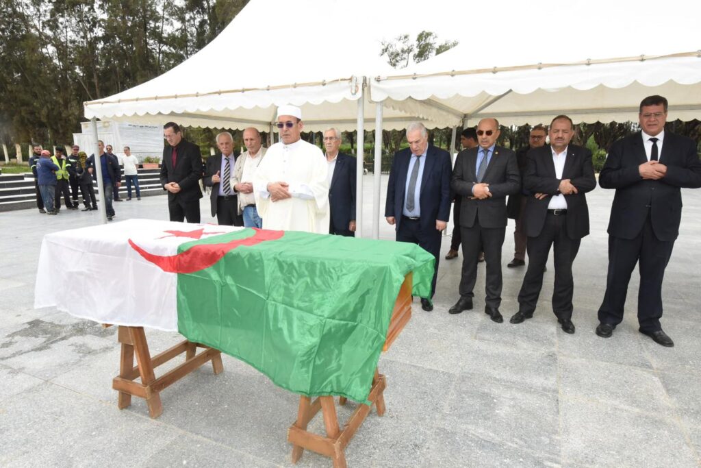جثمان المجاهدة الراحلة فيفي شنة يواري الثرى بمقبرة العالية