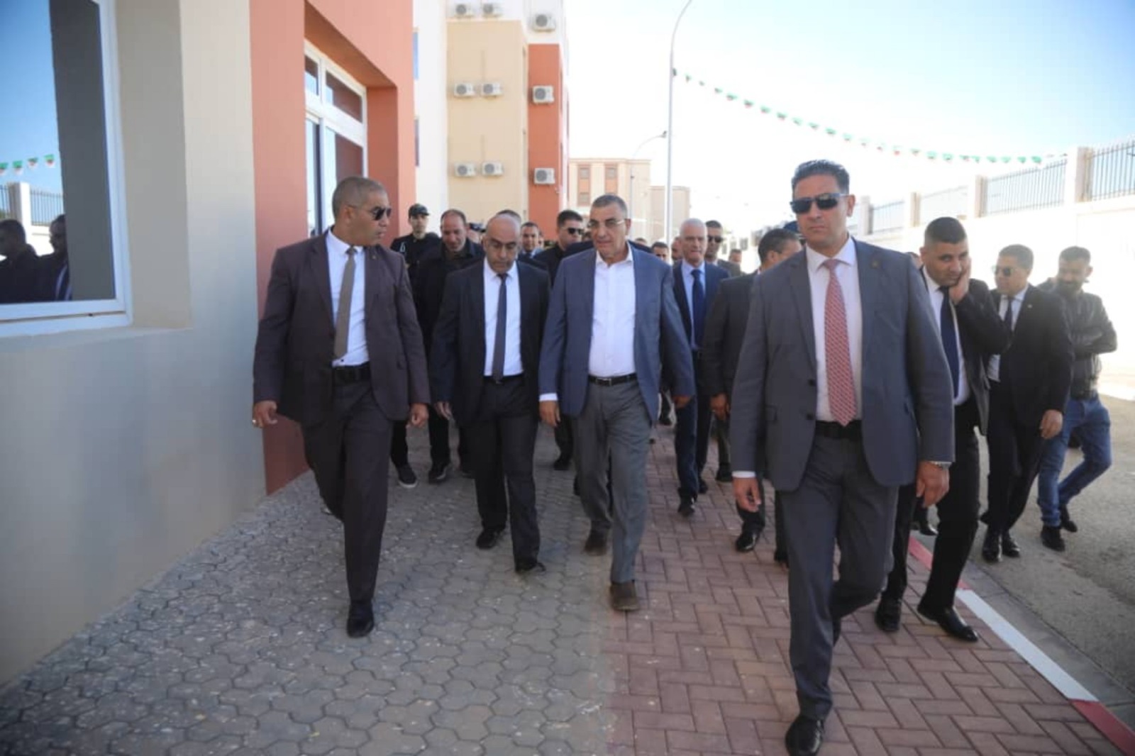الجلفة: جلاوي يؤكد على ضرورة التكوين في مجال تطوير شبكة الطرقات وصيانتها وكذا السكك الحديدية