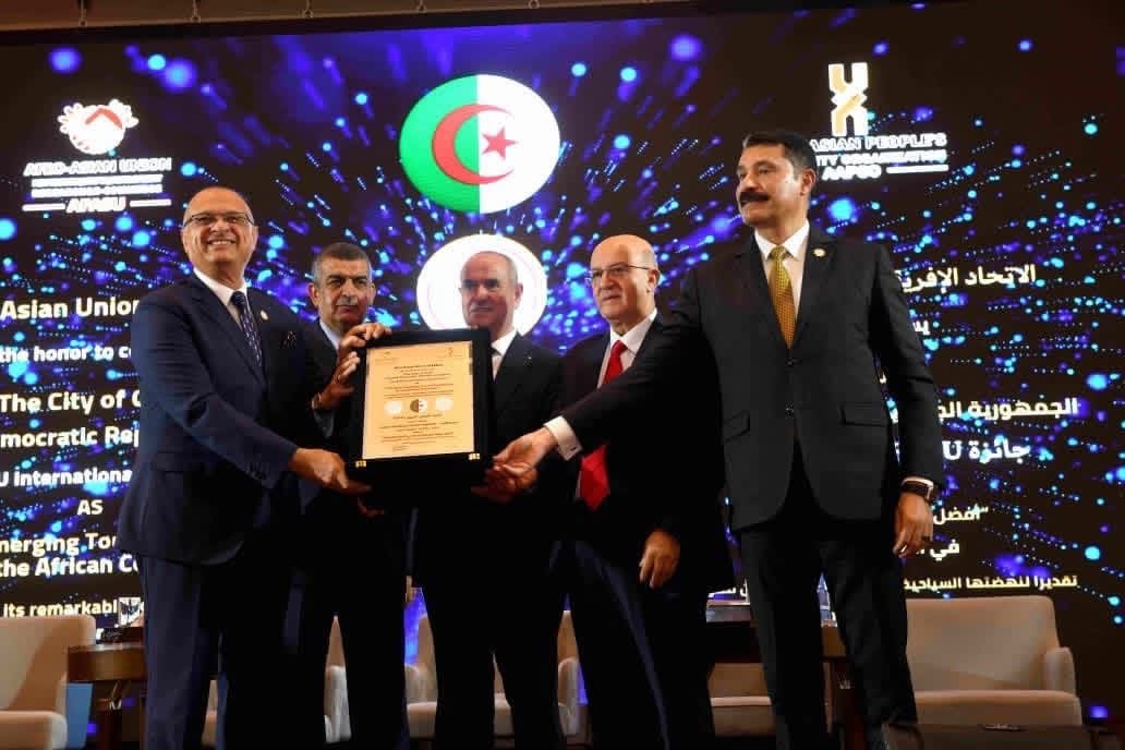 وهران تتوج بالجائزة الذهبية لأفضل وجهة سياحية صاعدة في إفريقيا لعام 2025