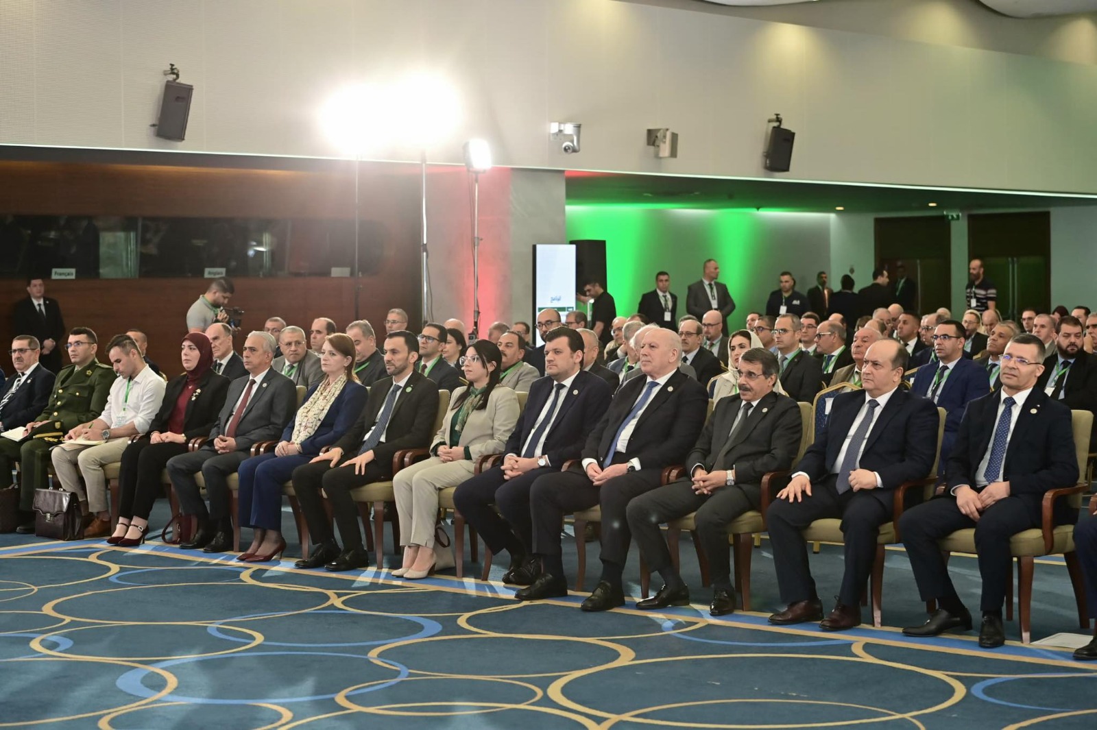 الوزير الأول يشرف على يوم اعلامي حول تعزيز فعالية الشباك الوحيد للاستثمار