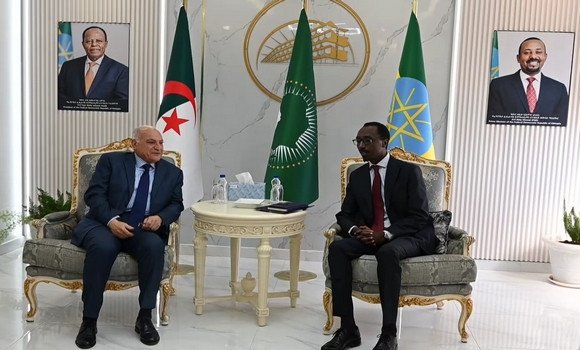 السيد عطاف يجري مباحثات مع نظيره الإثيوبي بأديس أبابا