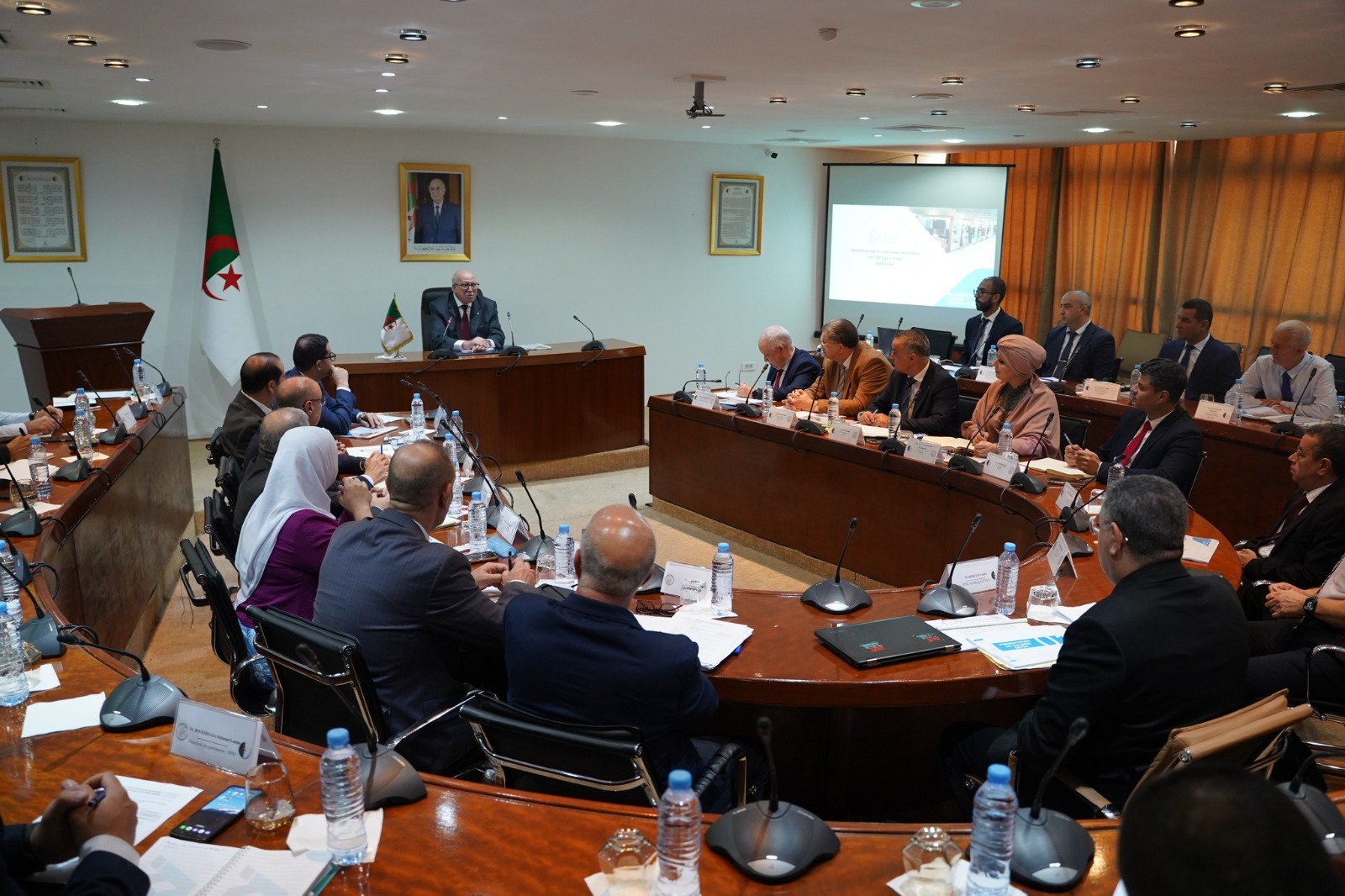 وزير الصناعة يؤكد على أهمية إحياء شعبة النسيج والجلود لتوفير مناصب شغل دائمة
