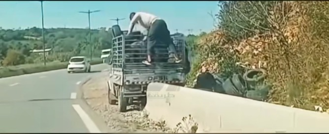 العاصمة.. توقيف سائق قام برمي عجلات على حافة الطريق