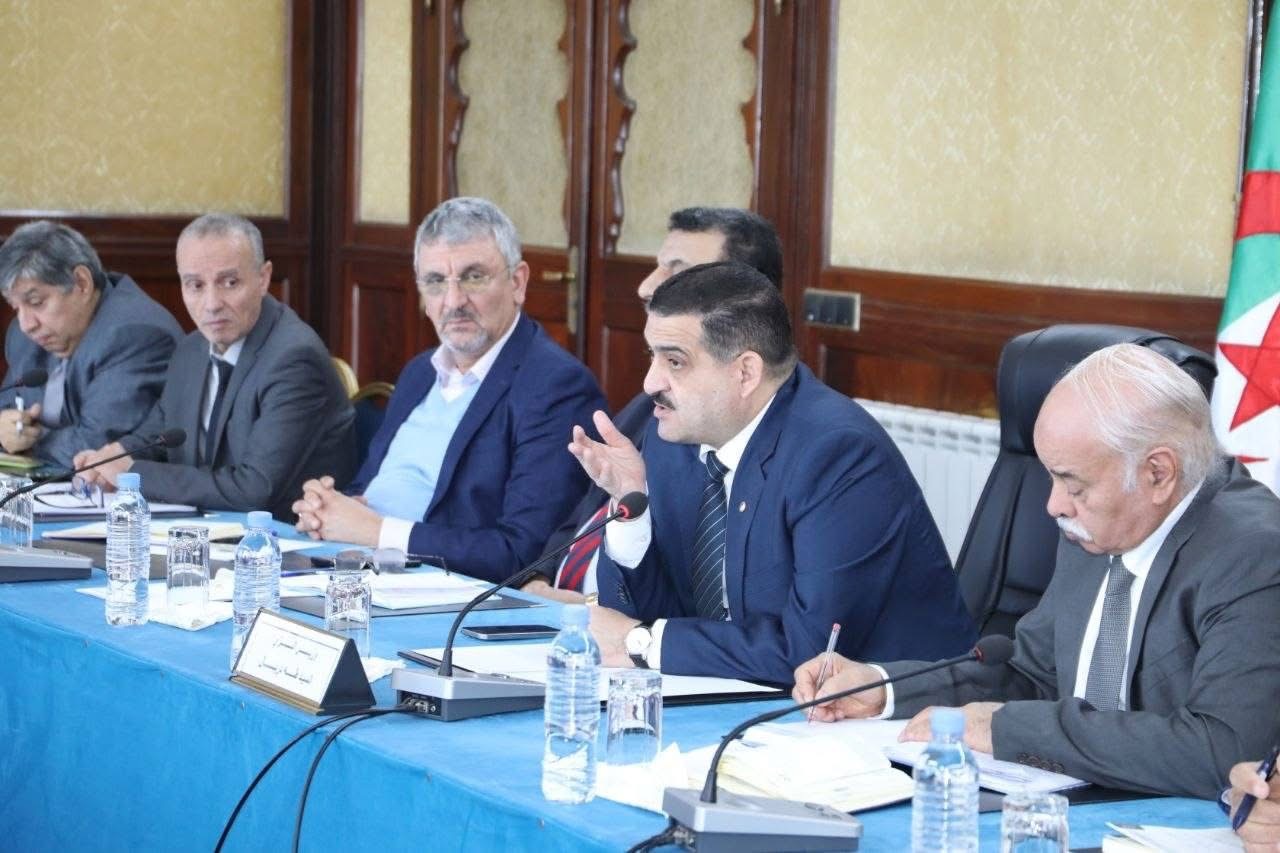 دربال يعقد اجتماع عمل لبحث تحسين خدمات التطهير ببسكرة