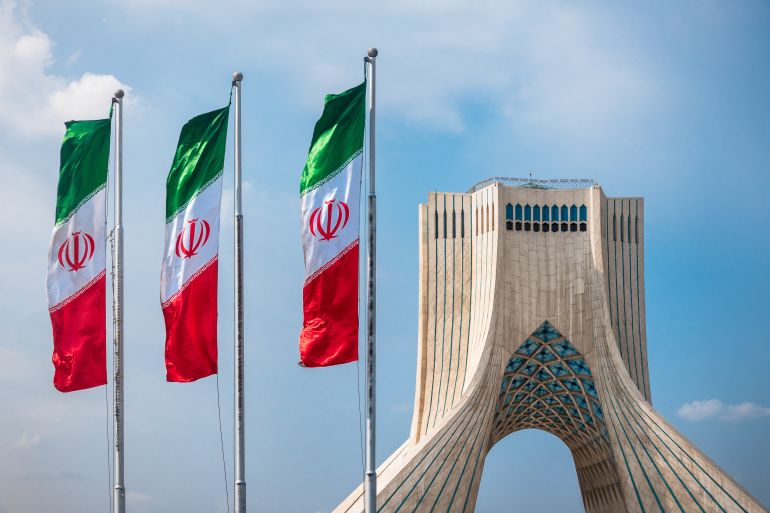 إيران تغلق مجالها الجوي وسط مخاوف من تصعيد عسكري أمريكي