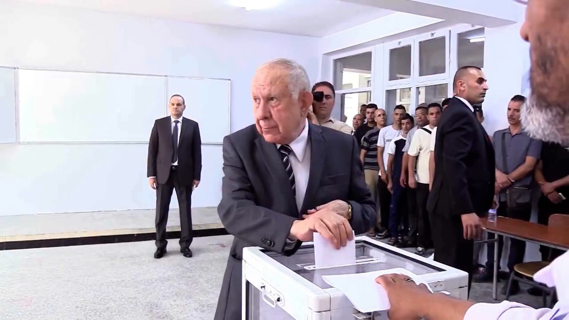 الفريق أوّل شنقريحة يدلي بصوته الإنتخابي