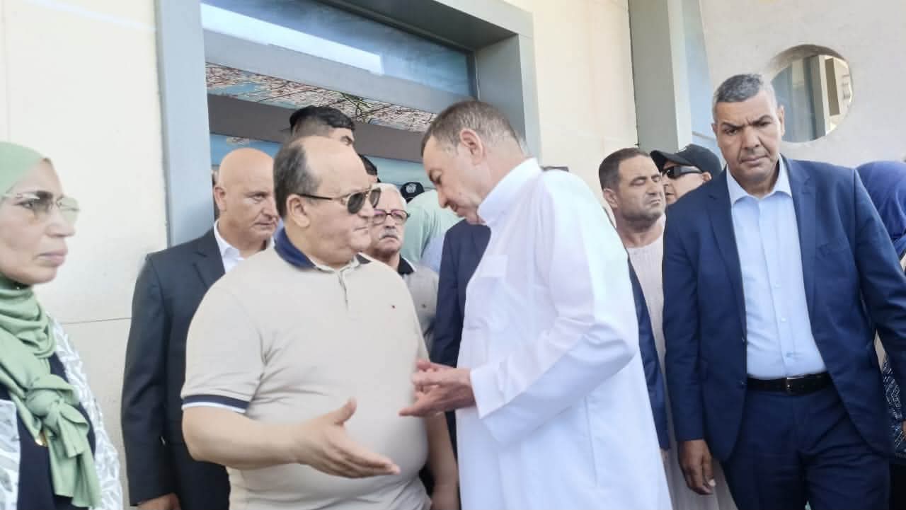 الوزير الأول والوفد الوزاري المرافق له يتفقدون مصابي حادث بومرداس