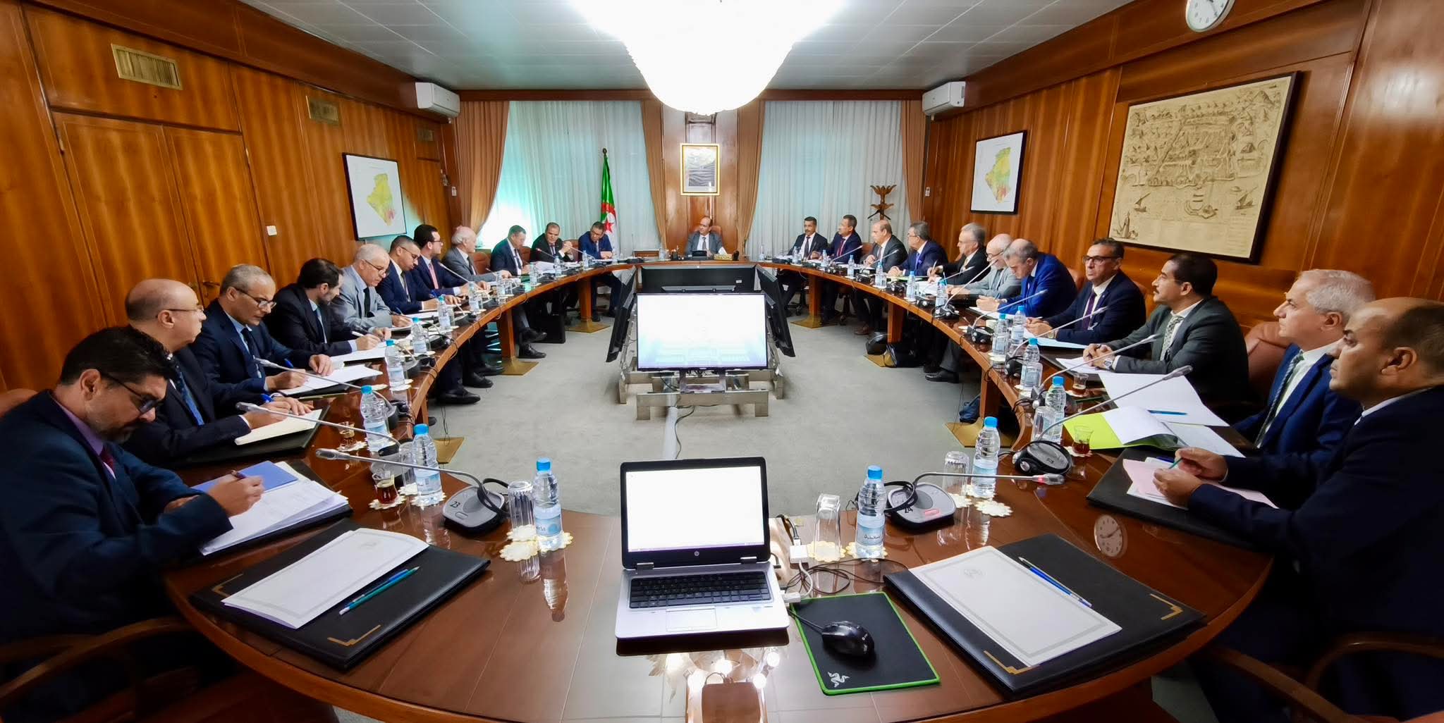 الوزير الأول بالنيابة يترأس اجتماعا وزاريا مشتركا حول تصدير الإسمنت والكلنكر